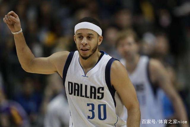 好兄弟对位不留情！马卢阿奇背打杨瀚森转身勾射得分